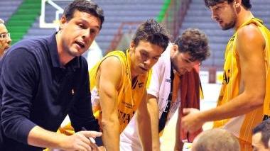 Coach Giovanni Bassi al time out
