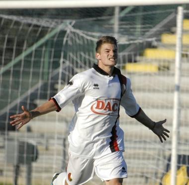 Lattaccante Constantin esulta dopo un gol segnato al Porta Elisa (Vip) 