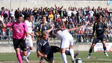 Due immagini del derby con lo Spezia