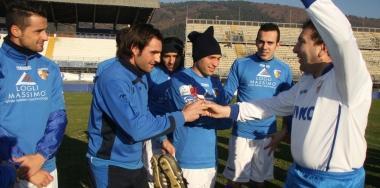 Pisanu stringe la mano a un giocatore dellAurora, grande tifoso del Prato 