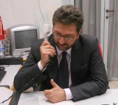 Il sindaco di Cascina Alessio Antonelli; a destra uno scorcio della discarica del Tiro a segno 