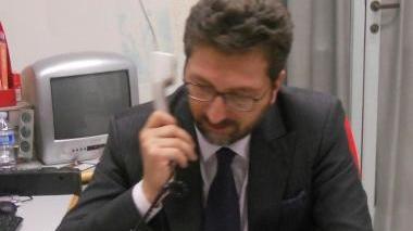 Il sindaco di Cascina Alessio Antonelli; a destra uno scorcio della discarica del “Tiro a segno”