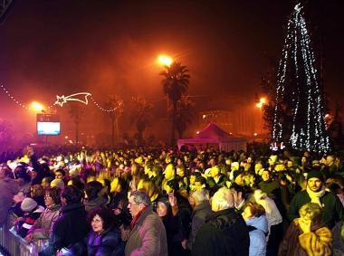 <b>CAPODANNO IN PIAZZA.</b> In alto il presidente della Fondazione Alessandro Santini, accanto una delle precedenti edizioni del Capodanno in piazza Mazzini a Viareggio  