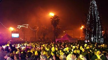<b>CAPODANNO IN PIAZZA.</b> In alto il presidente della Fondazione Alessandro Santini, accanto una delle precedenti edizioni del Capodanno in piazza Mazzini a Viareggio