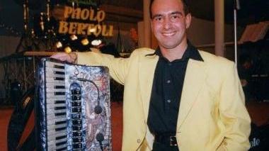 Paolo Bertoli con la sua fisarmonica e il pianista Ivo Bartoli