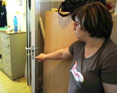 Gli atti vandalici alle scuole comunali sono iniziati prima dell’estate Sopra una bidella mostra una porta scassinata alle Nerucci A lato David Scatragli