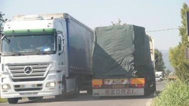Il prefetto Alessio Giuffrida e camion in Viale Europa