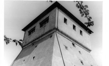 Un particolare della Torre faro di Vada Sulla sua gestione si &egrave; aperto un contenzioso 