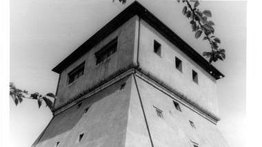 Un particolare della Torre faro di Vada Sulla sua gestione si è aperto un contenzioso