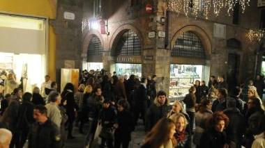 Shopping natalizio per le strade del centro storico