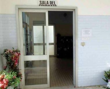 A sinistra lingresso della sala del commiato; a destra le teche che ospitano le urne con le ceneri                 
