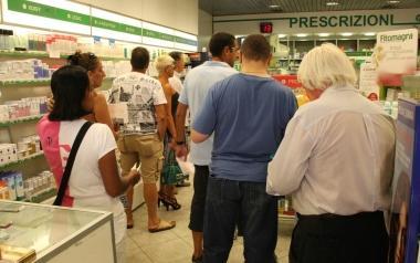 Pazienti in attesa in farmacia      