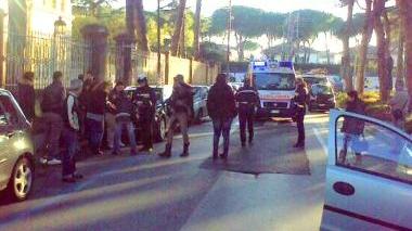 I momenti dei soccorsi alla nonna e al piccolo travolti da un’auto ieri pomeriggio in piazza Garibaldi