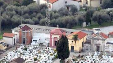 Il cimitero di Montignoso dove verrà sepolto Franco; il luogo sul lungomare di Viareggio dove è stato trovato il corpo; Giorgio all’arrivo all’obitorio di Viareggio