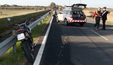 Si schianta sul guard rail, grave diciassettenne