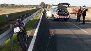 Si schianta sul guard rail, grave diciassettenne