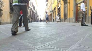 Gettano le cicche nel Corso,il sindaco le vede e si infuria su Facebook