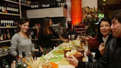 Fa il diavolo a quattro all'aperitivo, denunciato