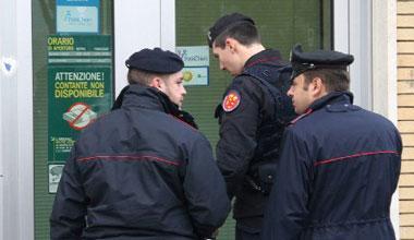Rapina in banca, banditi via con 4mila euro