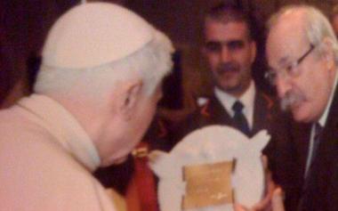 La consegna dellopera di marmo e oro a papa Ratzinger 