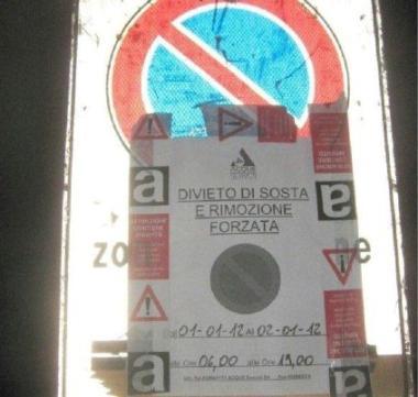 Il volantino attaccato al cartello 