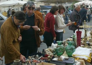 Cose antiche nel mercatino  