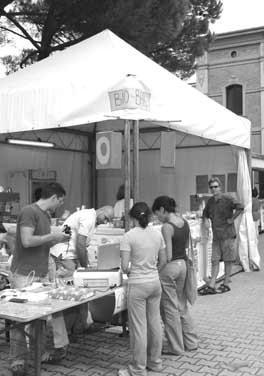Un mercatino nel centro commerciale di Cecina    