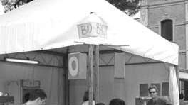 Un mercatino nel centro commerciale di Cecina