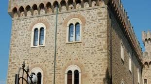 A sinistra il castello Pasquini Sotto Franchi presidente di Armunia