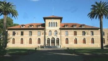 La facciata principale del teatro Solvay
