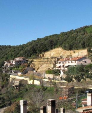 <b>FERITA</b> La collina alle porte di Montorsaio con il cantiere ancora aperto 