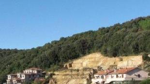 <b>FERITA</b> La collina alle porte di Montorsaio con il cantiere ancora aperto