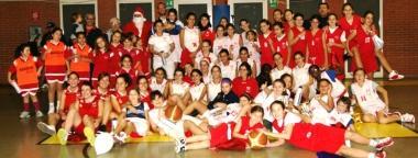 <b>AUGURI</b> Foto di gruppo con giocatrici e parte dello staff tecnico e dei dirigenti del Basket Femminile         