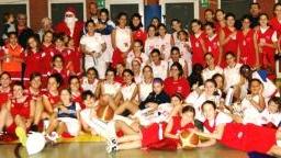 <b>AUGURI</b> Foto di gruppo con giocatrici e parte dello staff tecnico e dei dirigenti del Basket Femminile