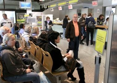 Anziani in attesa di ritirare la pensione in un ufficio delle Poste 