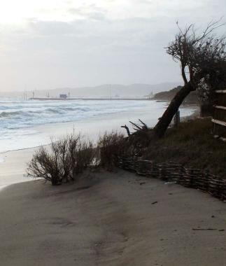 La spiaggia di Perelli dopo le ultime mareggiate 