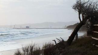 La spiaggia di Perelli dopo le ultime mareggiate