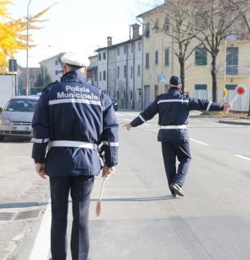 Agenti della polizia municipale in servizio  