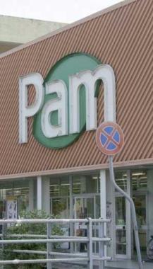 Lesterno di un supermercato della Pam 