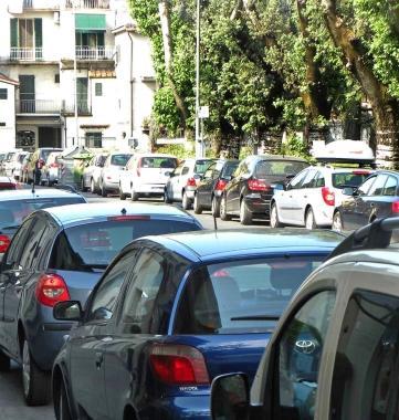 Auto in sosta in una delle piazze cittadine  