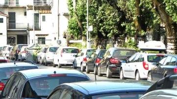 Auto in sosta in una delle piazze cittadine