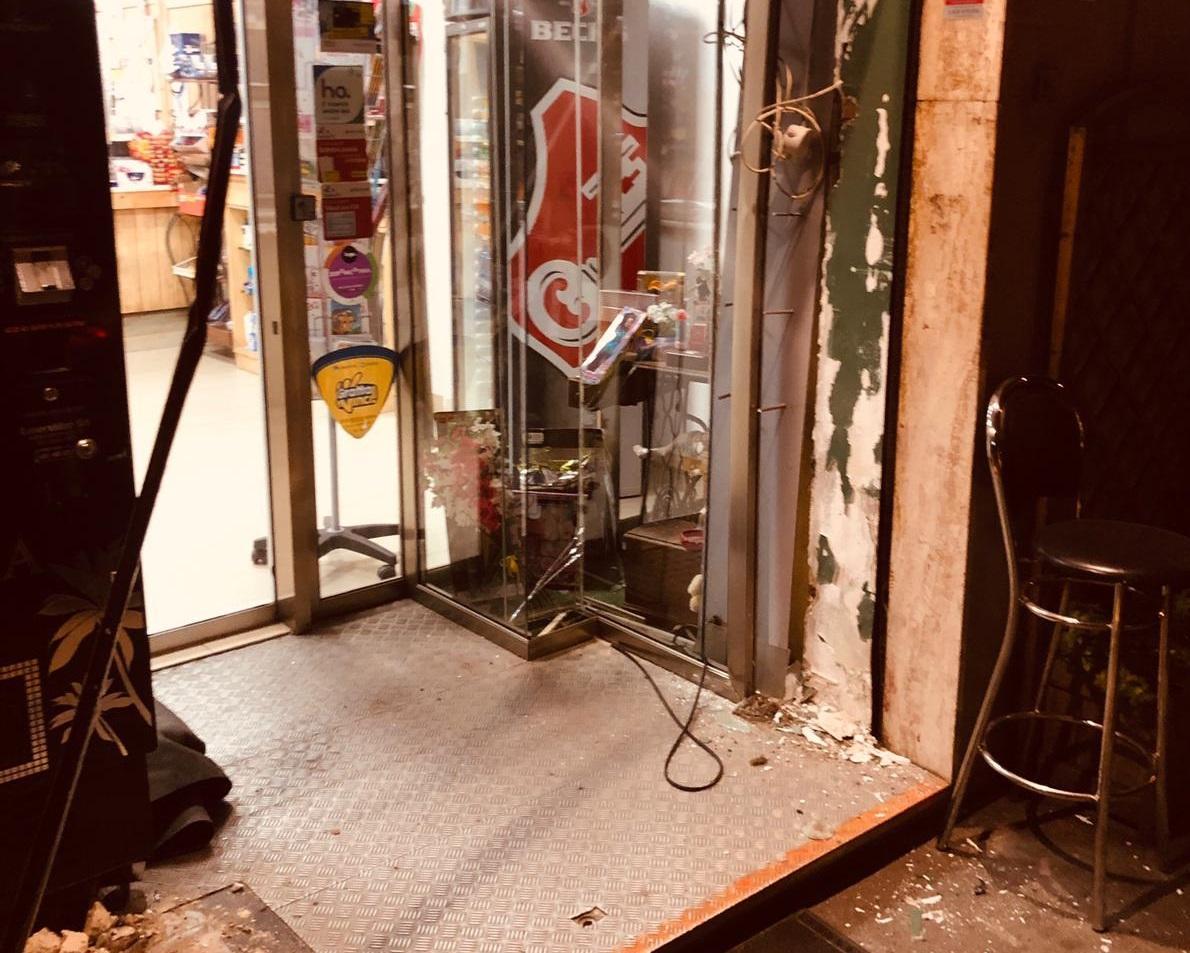 L'ingresso devastato dal furgone