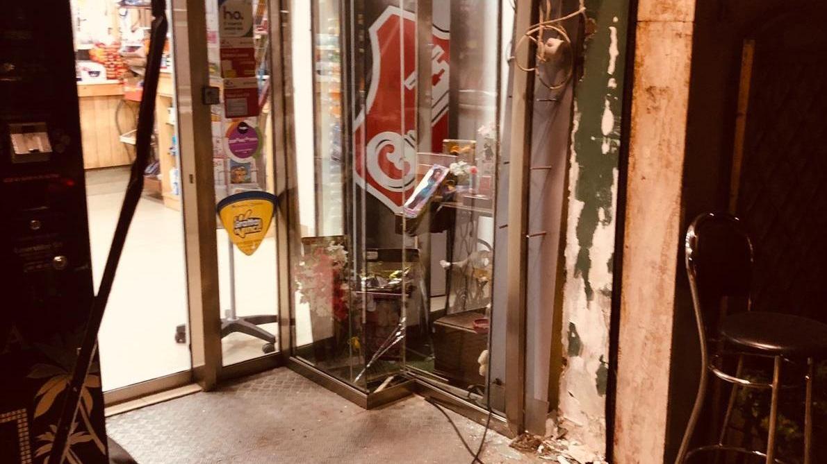 L'ingresso devastato dal furgone