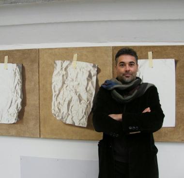 Il pittore Inverni con una sua opera 