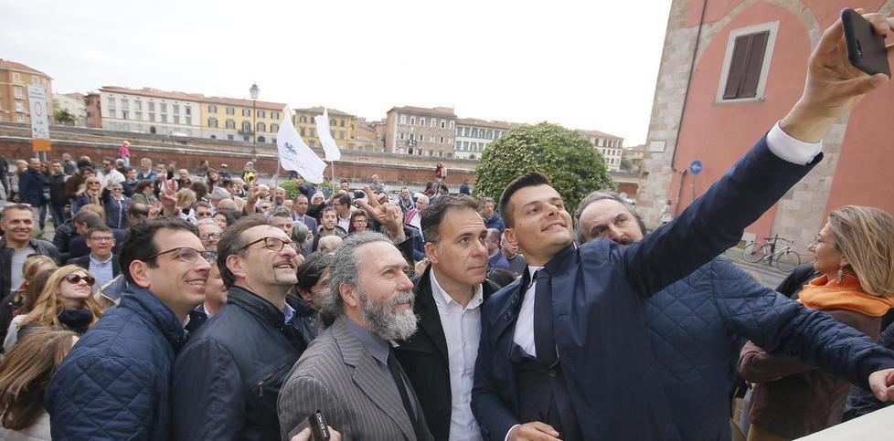 Selfie di gruppo al termine della manifestazione organizzata dal Carroccio sotto il Palazzo del governo in piazza Mazzini