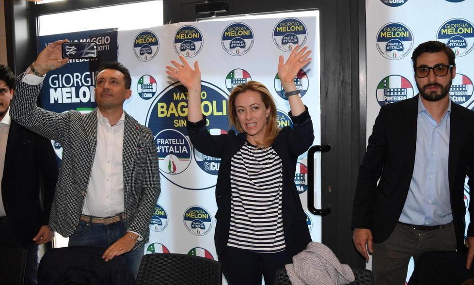 Da sinistra: Matteo Arcenni, Giorgia Meloni e Matteo Bagnoli (Foto Franco Silvi)