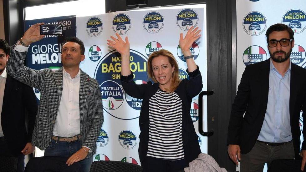 Da sinistra: Matteo Arcenni, Giorgia Meloni e Matteo Bagnoli (Foto Franco Silvi)