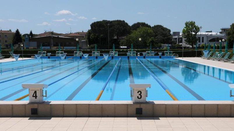 Lavori per 200mila euro al “PalaZoli” C’è il progetto per coprire la piscina