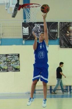<b>FORZA DI VOLONT&Agrave;. </b>Un bel sottomano di Matteo Vannini, ragazzo che col cuore e con tanto amore per il basket &egrave; riuscito a ripartire dopo un drammatico incidente stradale 