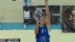 <b>FORZA DI VOLONTÀ. </b>Un bel sottomano di Matteo Vannini, ragazzo che col cuore e con tanto amore per il basket è riuscito a ripartire dopo un drammatico incidente stradale